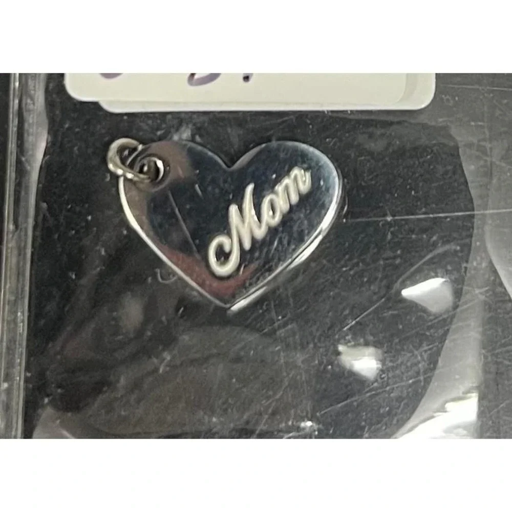 Silver‎ Tone Heart Mom Script Pendant Charm Polished Metal Jewelry